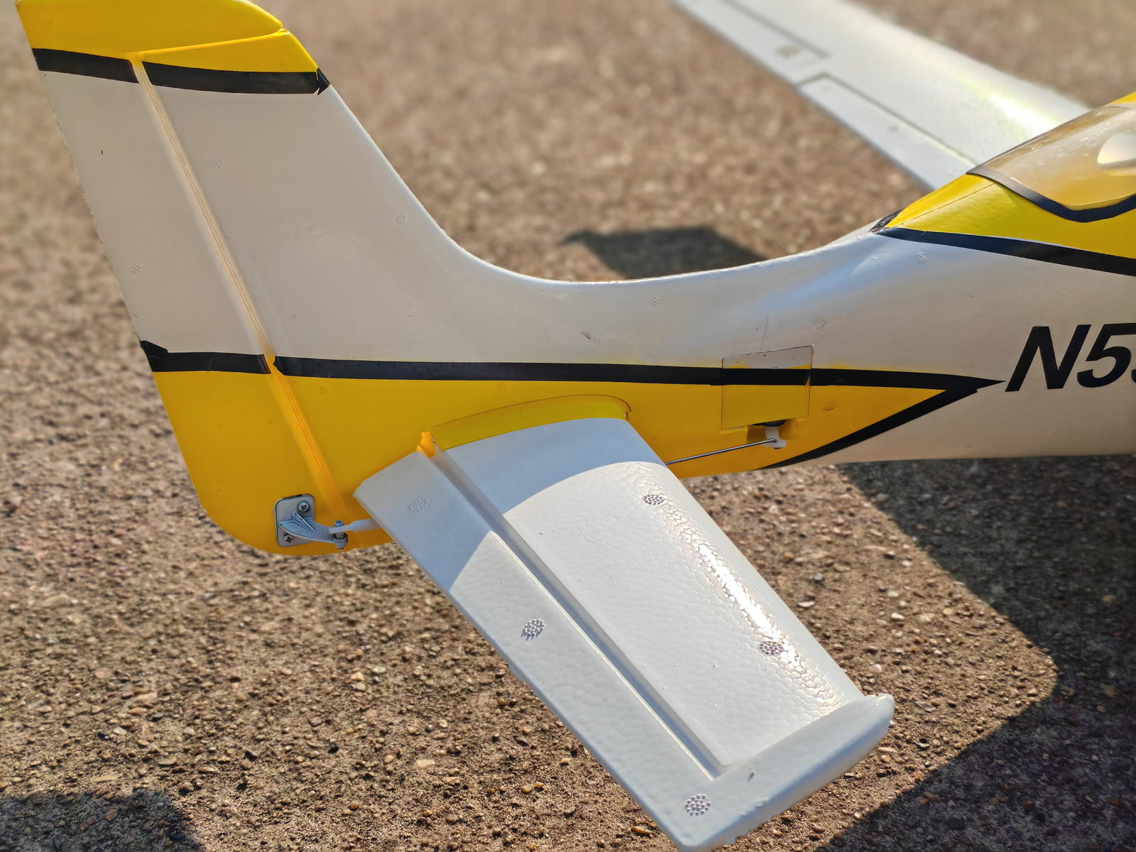 Dynam Cirrus SR22 V3 Trainer 3S 4S Yellow RC Beginner Scale Plane 1.4m Flaps DY8936YL