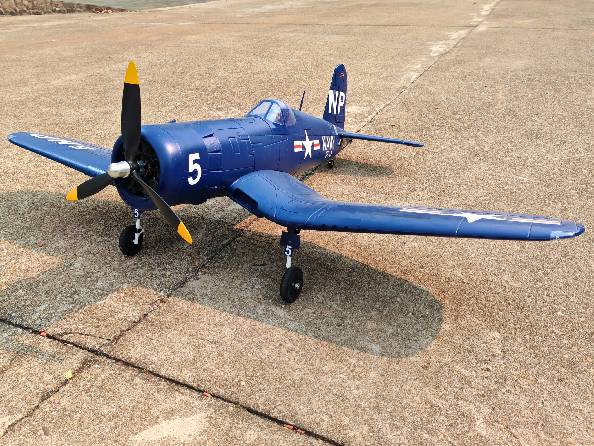 Avion de guerre télécommandé Dynam F4U Corsair V2 4S 1300 mm avec volets