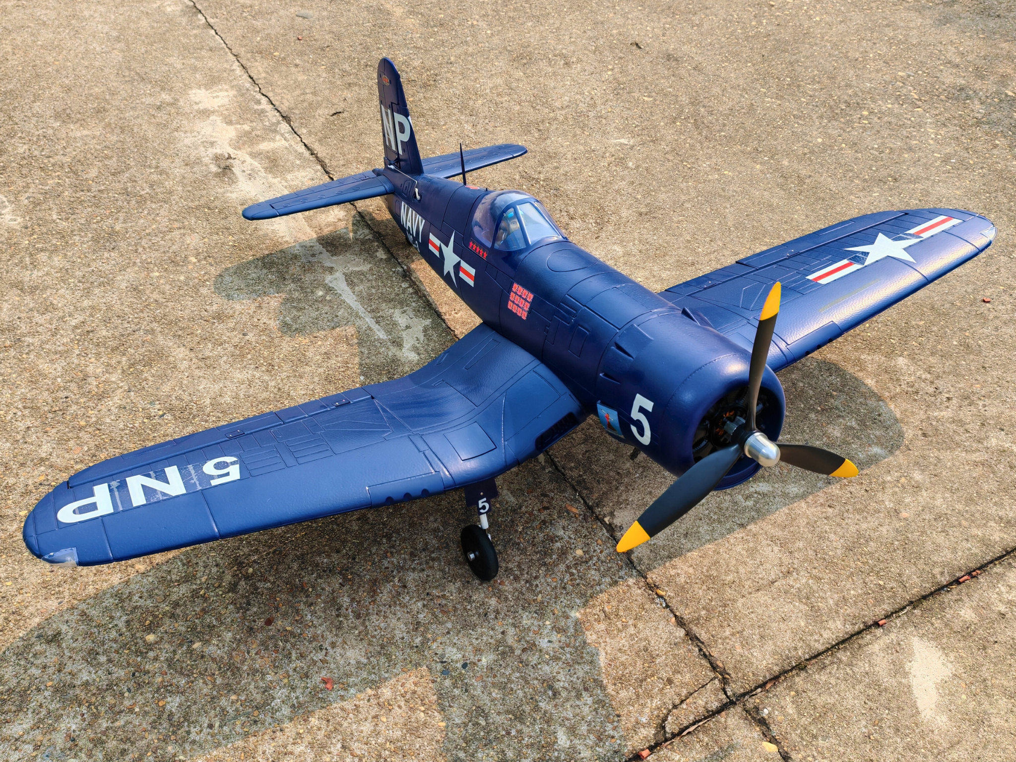 Avion de guerre télécommandé Dynam F4U Corsair V2 4S 1300 mm avec volets