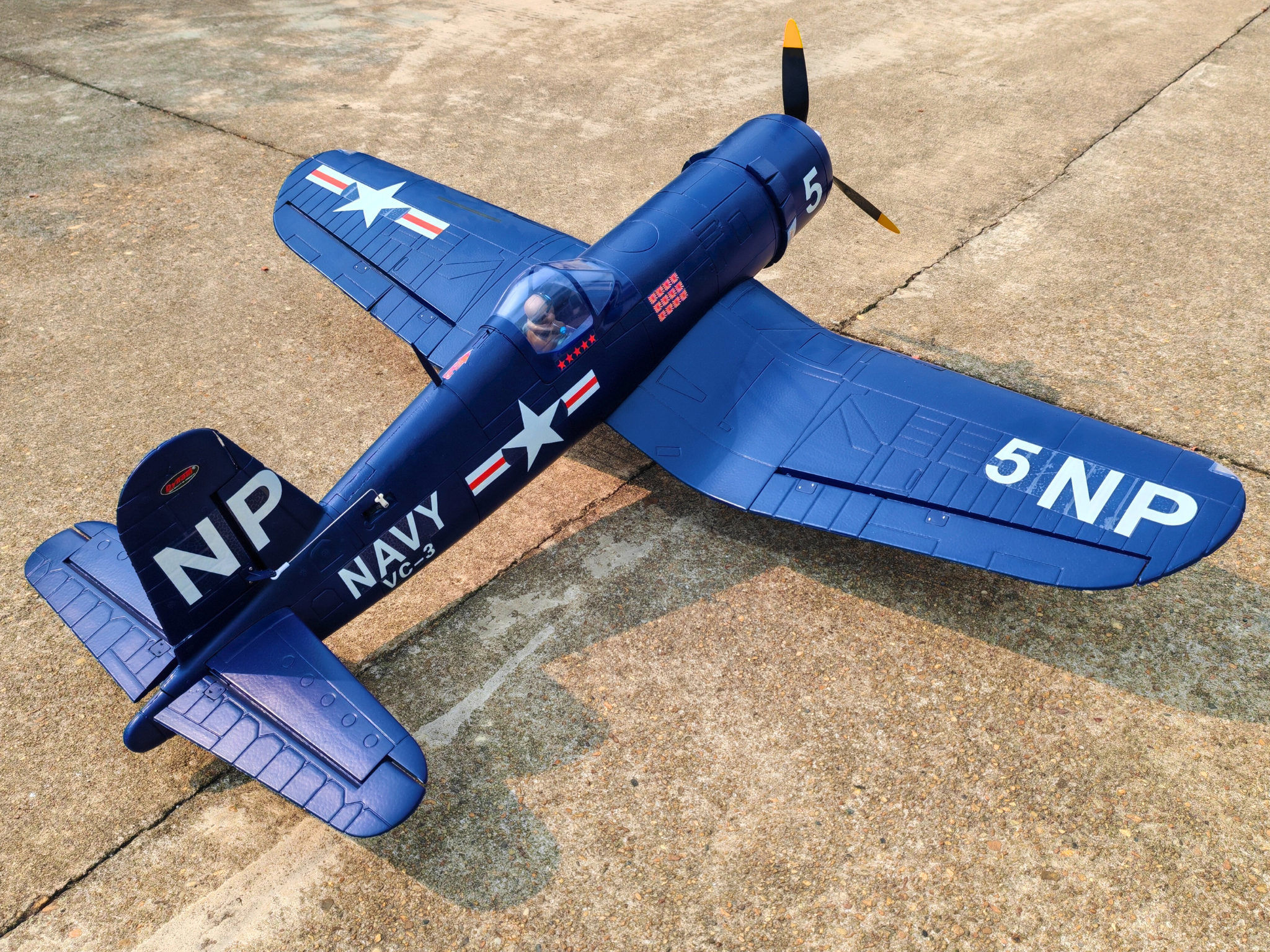 Avion de guerre télécommandé Dynam F4U Corsair V2 4S 1300 mm avec volets